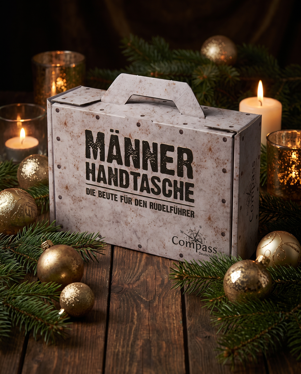 Männerhandtasche auf festlich gedecktem Holztisch