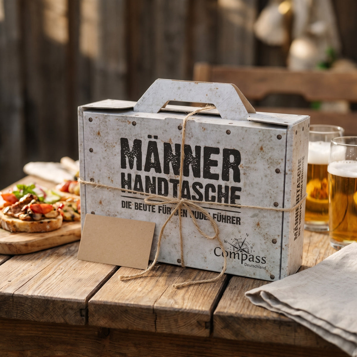 Geschenkbox Männerhandtasche mit Jutekordel und Karte auf einem Holztisch